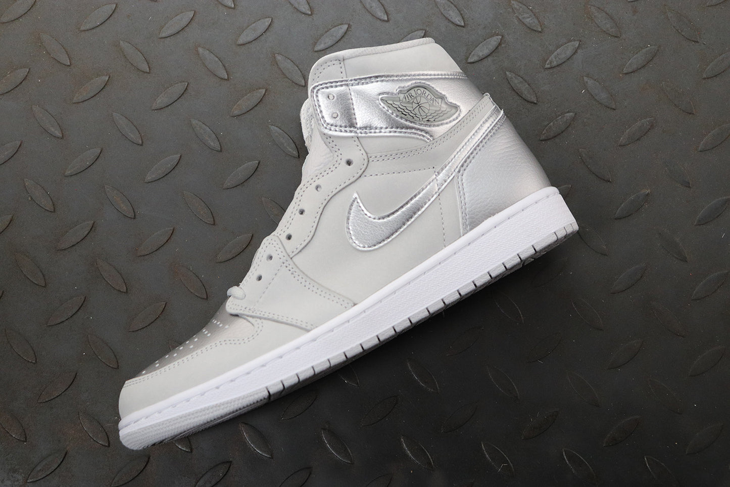 MENS AIR JORDAN WHITE ANKLE LENGTH SNEAKERS 